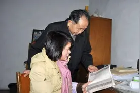 2012年，湖南38岁女教师，倒追65岁环卫工，结婚后过得怎么样？图片