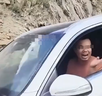 奔驰车逆行后续：踹车骂人拒赔偿，录像很炸裂，身份被扒 难怪嚣张