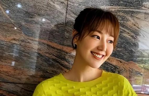 讨好大佬，陪睡上位，遭央视“开除”，她身上的标签哪个才是真的