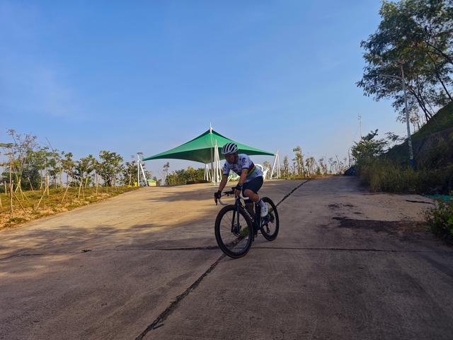 塘朗山郊野公园火车道口与绿平二路段，爬坡酸爽，骑友的天堂