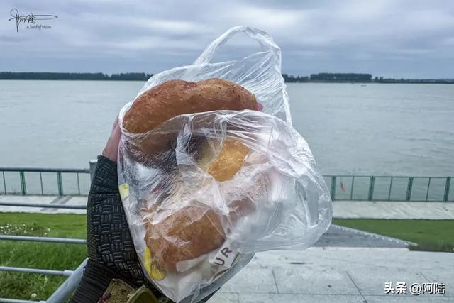 在荆州没吃到什么美食，全是被这种葱油饼给耽误了，临走还要买两