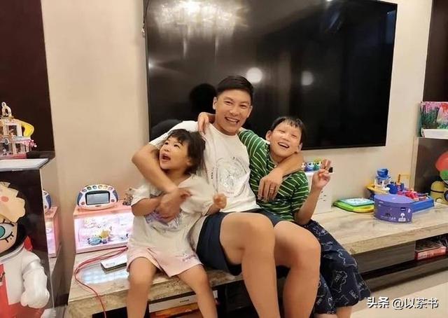 稀罕的男乒聚餐合影：王皓人群中特显眼，邱贻可的脸果然名不虚传