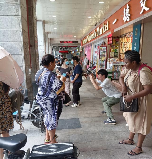 留意观察,外国人在广州活的比国人自在