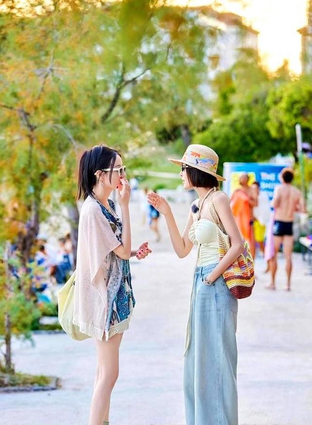 “秦岚”太丰满了，在海边穿抹胸都兜不住，我感慨自律的女人真美