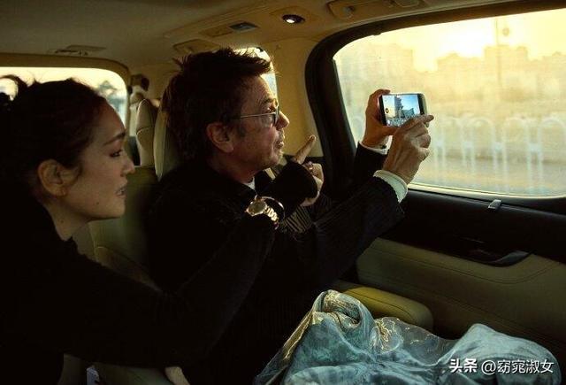 59岁巩俐带法国老公北京游玩，76岁雅尔帅气又多金，跟总统是朋友