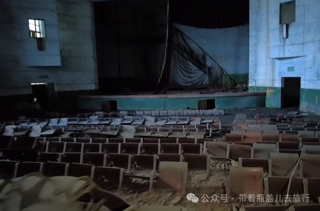 贵州大山中的“鬼城”，繁华热闹堪比县城，20年前为何上万人搬离