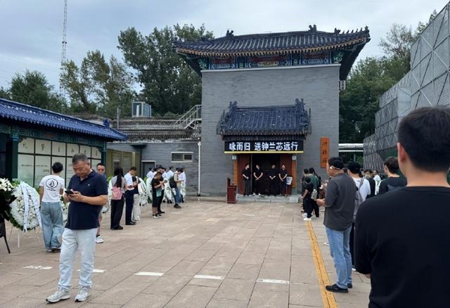 歌手千百惠告别式举行！黄安痛哭送别老友，称两岸统一时会告诉她