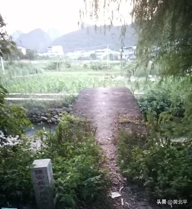 广西南宁市隆安县横跨百朝河上的石拱桥，材料是龙骨而得名龙骨桥