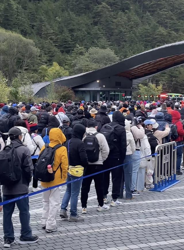超多重庆人爱去的景区，花费上百块，宁愿人挤人就为吃根烤肠？