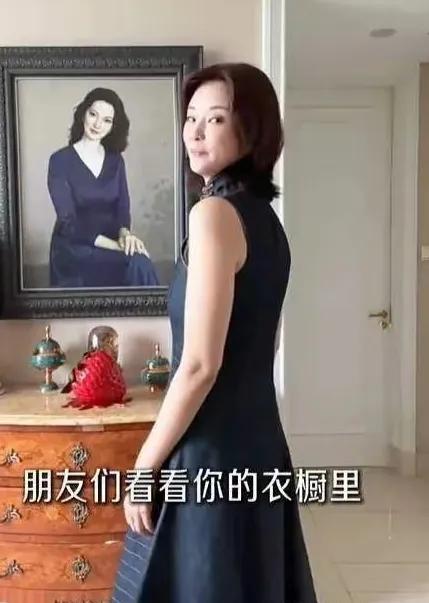 刘芳菲：2003年在北京国贸买的一条牛仔裙，2025年夏天依旧还在穿