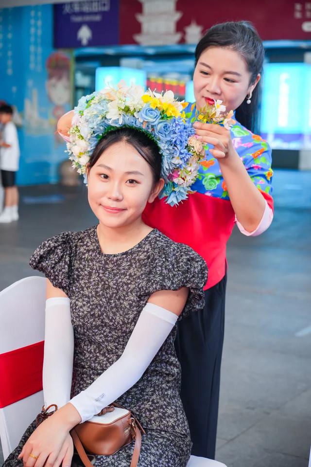 出站秒变蟳埔女！泉州动车站惊现「丰泽有戏非遗快闪」，更有惊喜见面礼