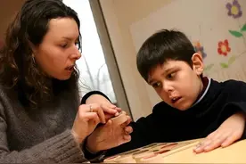 千万要注意！只要出现“蝴蝶手”，孩子就是自闭症吗？图片
