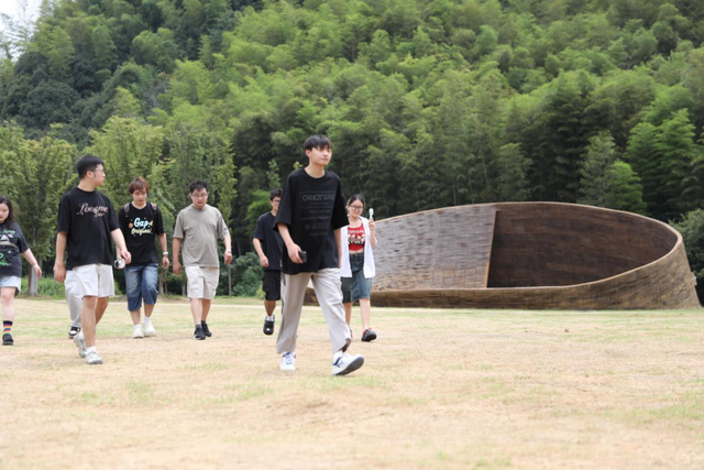 当 AI 画笔遇上青山绿：这场公众实践活动用数字光影绘就生态村的“两山密码”