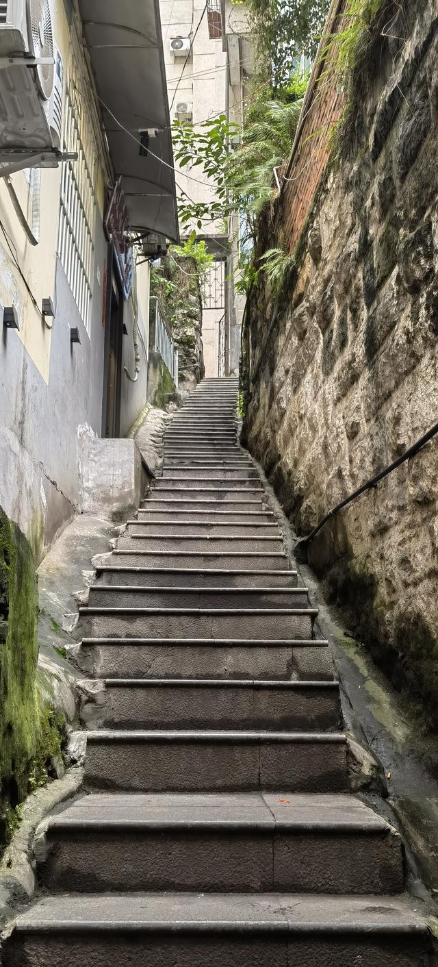 一车一人自驾游（五）：中国最“窄”的县城，爬坡上坎为生活日常