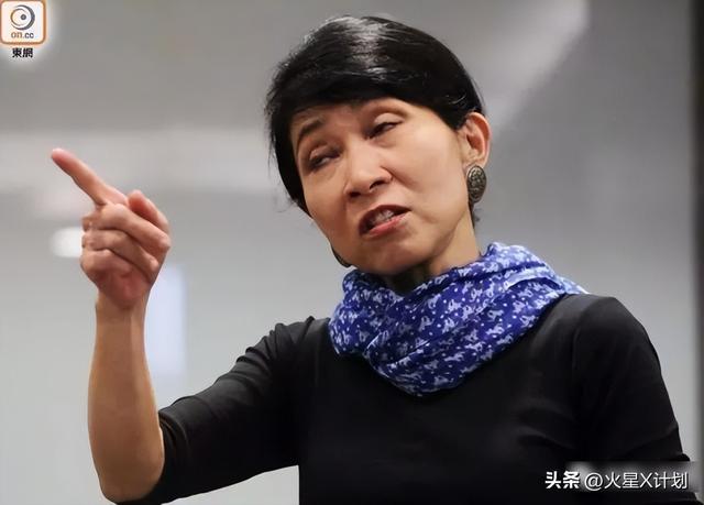 苍天饶过谁！拒唱国歌否认中国籍，俩儿子落户国外，她现状如何？