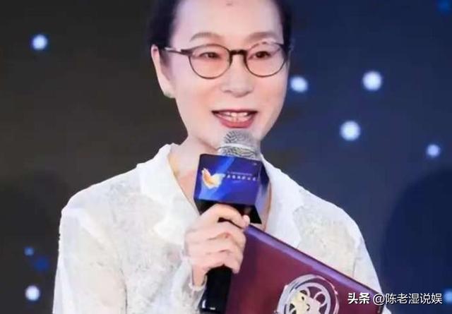 姜还是老的辣！婚内出轨、污蔑前夫三十年，70岁奚美娟"人设崩塌"