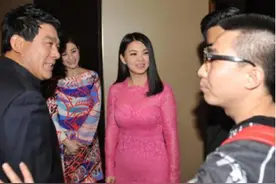 都是44岁，李湘膀大腰圆却风韵犹存，胡可身材干巴巴宛如老妇人！图片