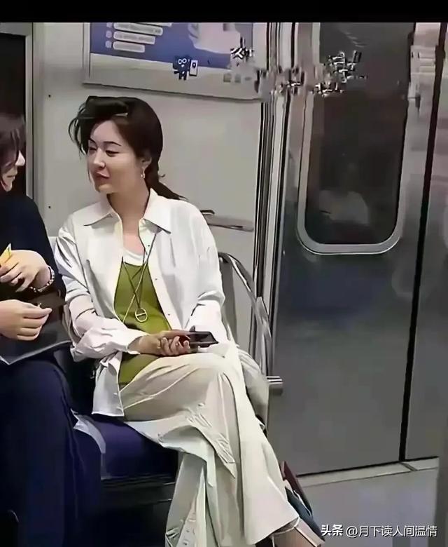 地铁里遇到一位干净的阿姨,我相信她年轻的时候追求的人肯定很多