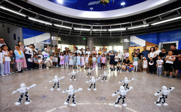 幼儿园全免费政策一发布，幼教市场瞬间“变天”！动了谁的蛋糕？