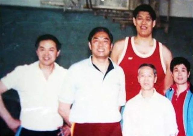 穆铁柱追悼会：身盖八一军旗，妻儿痛哭，姚明哀悼、郑海霞出席