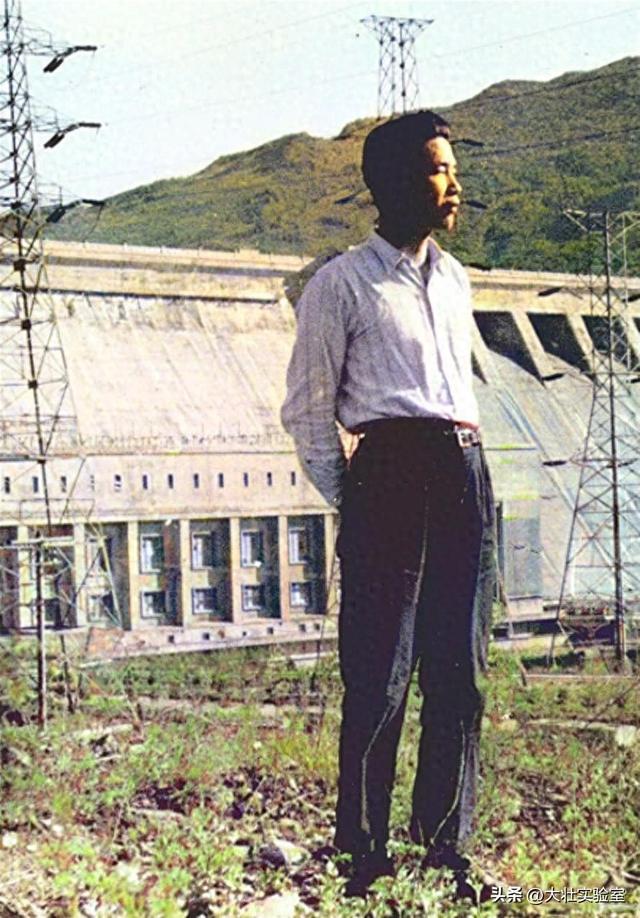 60年代，李鹏夫妇与儿女们在天安门广场，一张温暖的罕见全家福！