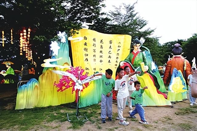 提灯对诗“李白” 青岛之夏艺术灯会点亮文化夜生活