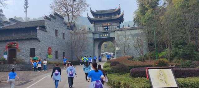 2025鹿门山登山挑战赛启幕 1536名越野爱好者用脚步丈量诗韵鹿门