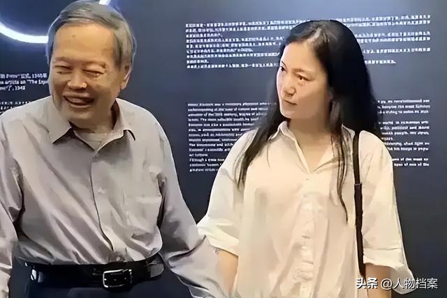 翁帆也没想到，丈夫杨振宁去世后，竟因生前一个举动再次口碑暴涨