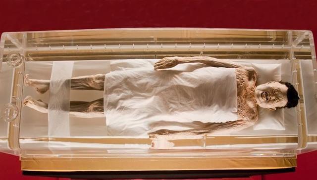 江西出土一女尸，褪下她的衣服时，发现下体绑着3条素罗带子