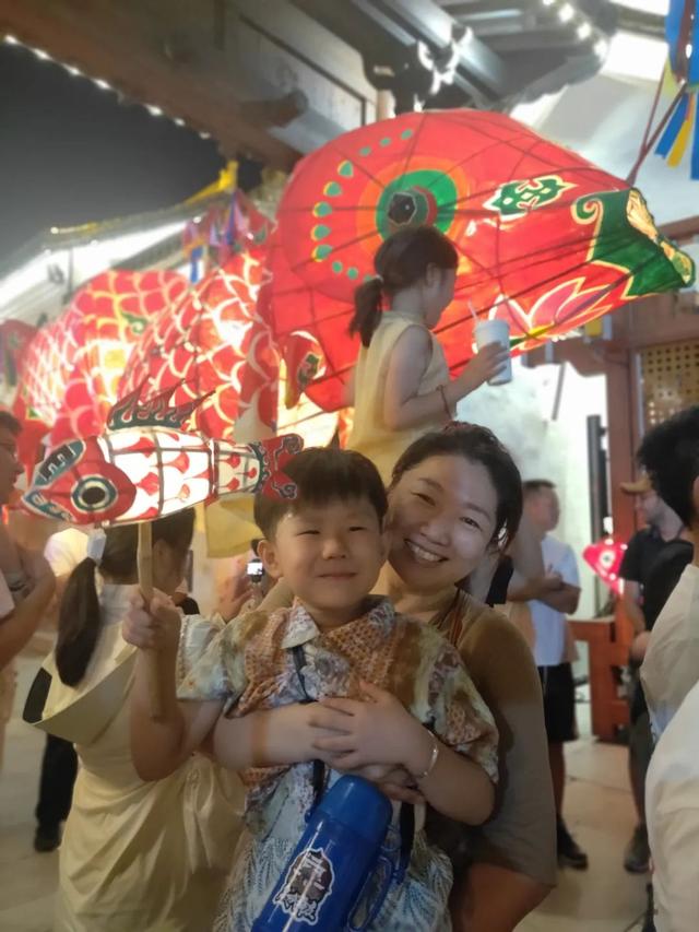 歙县鱼灯耀古城，主客共舞一家亲
