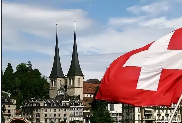 特朗普收下这份"黄金大礼"后：瑞士关税一夜降24%，背后真相惊人