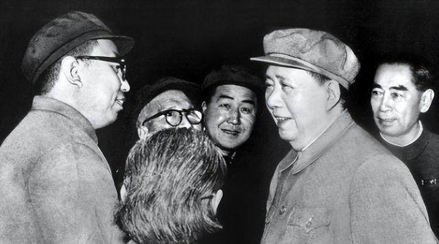 华国锋的夫人韩芝俊有多美？1961年的全家留影，30岁她端庄贤惠