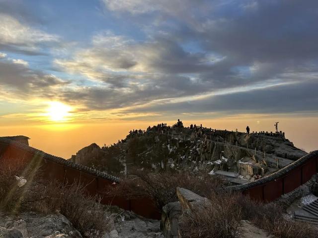 泰山云海 朝晖如画
