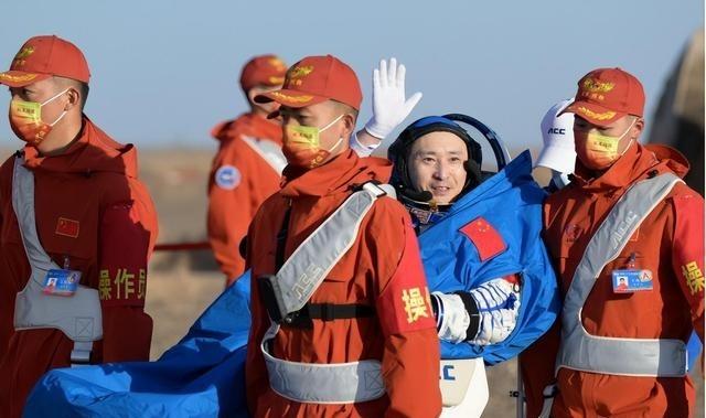 技不如人？为何我国返回舱着陆后烧得发黑，印度返回舱却非常干净
