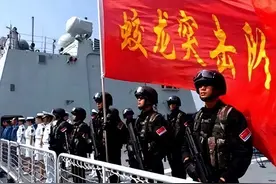 2015年也门撤侨：一声令下海军舰炮瞄准海岸，从头到尾无人敢靠近图片