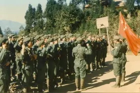 溃逃越军山中逍遥，士兵杀猪吃肉饮酒作乐，军官挽着女兵寻欢图片