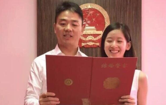 刘强东上千亿身家背后，儿子却是他一生的痛，感谢章泽天视如己出