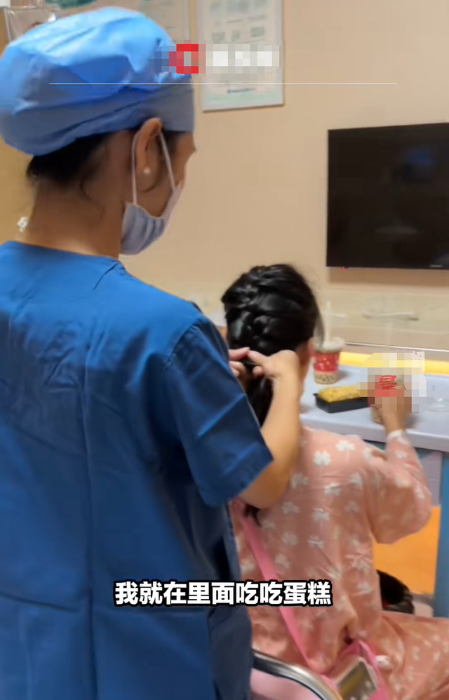 “最硬核”产妇火了，待产劈叉三小时开十指，十分钟无侧切顺产