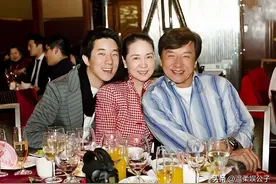 2012年，成龙和林凤娇罕见同框，俩人泪洒当场，亲儿子给足了面子图片