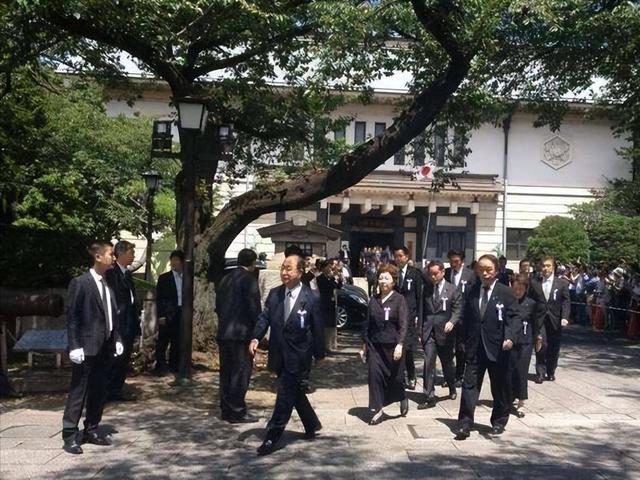 中俄轰炸机首次距日200公里，海空军三面包围封锁，日已孤立无援