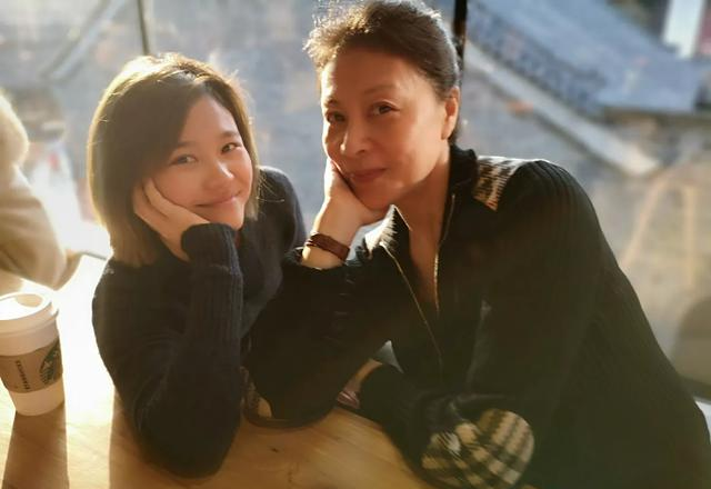 母亲凭《四喜》出圈，亲带女儿三部剧没成名，如今退影无戏拍！