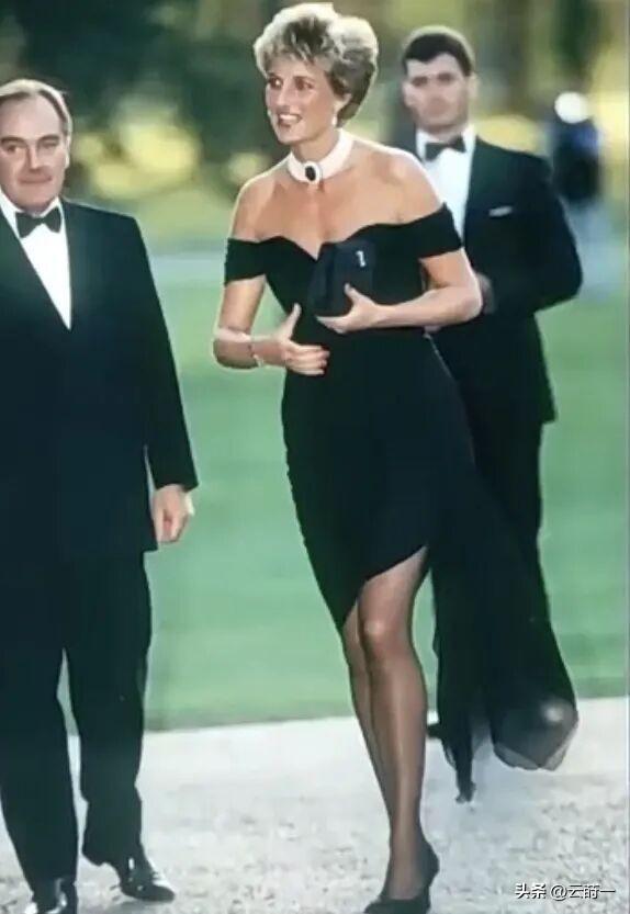 衣服真的不能乱穿，香港牺牲消防员路祭，民政专员因着装不当致歉