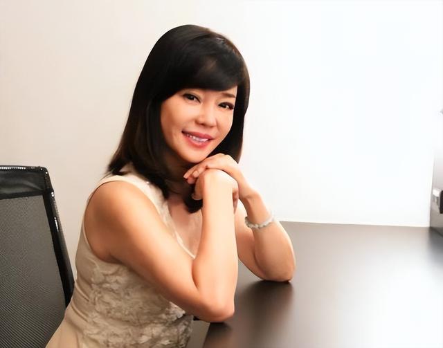 被畸形母爱毁掉的星二代：母乳12年，同床15年，荒唐的事还在后面