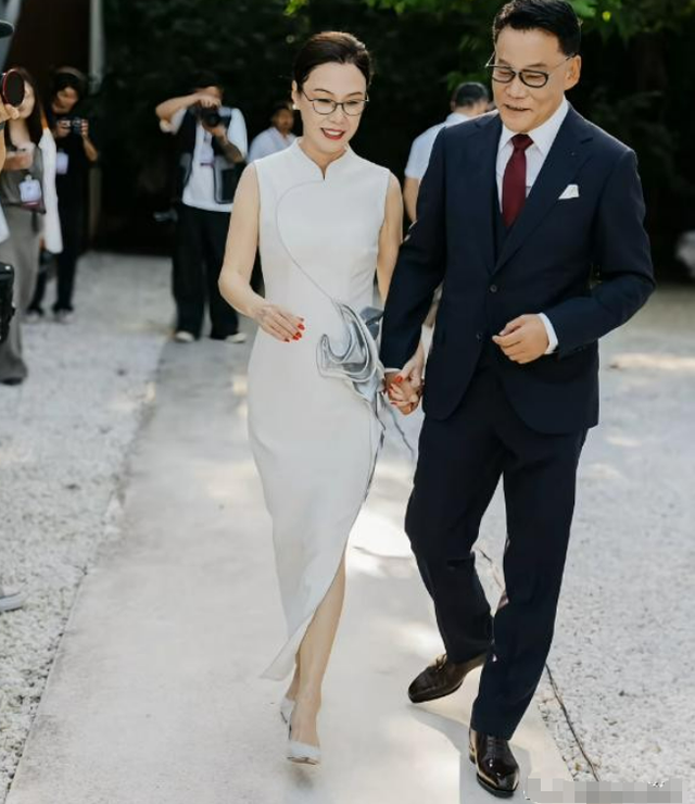 李国庆再婚，网友夸赞：三观正，前妻曝光他的丑闻，看来能洗白了