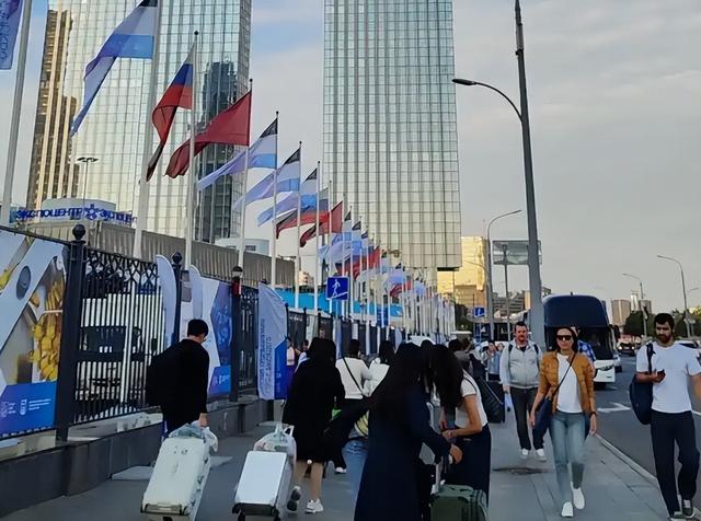 美欧还在“演戏”，俄罗斯埋头“练功	”！无人机正改变战场规则