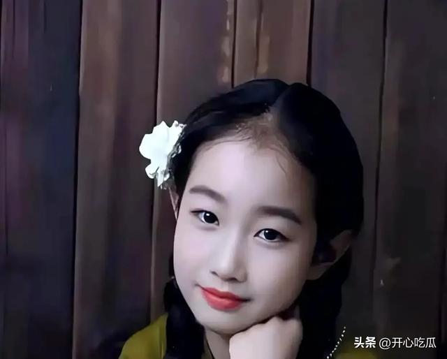 辛柏青带17岁女儿寺庙祈福！父女俩一直牵着手，李乃文也陪着好友
