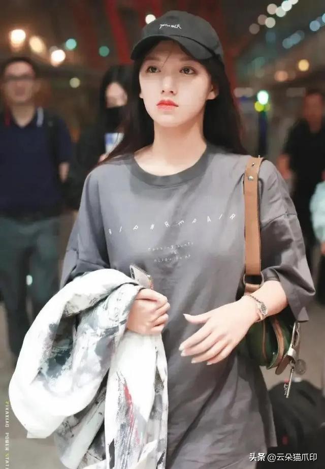 她身材真是太好了，大T恤都遮不住，所以她不能胖，一胖就特显壮