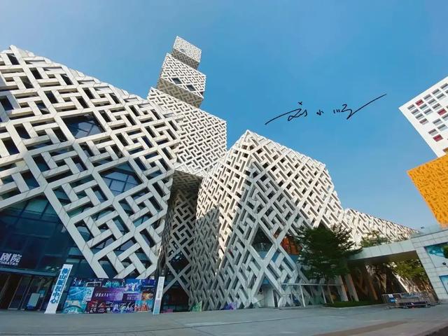 广东佛山新城地标“引争议”：有人觉得设计亮眼，有人吐槽太丑？