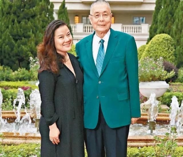 三婚娶小37岁徒弟，81岁生女，84岁生儿，如今住美国豪宅好不惬意