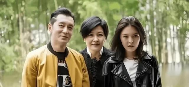 时隔多年李咏死因揭开，妻子哈文道破真相，怪不得选择葬身美国